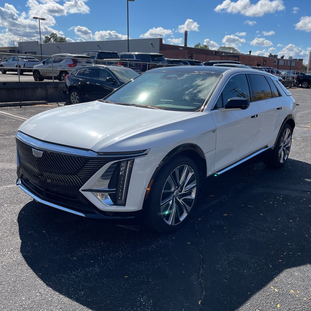 2024 Cadillac LYRIQ Luxury 3