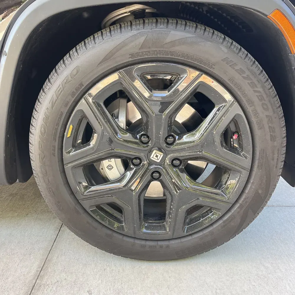 2024 Rivian R1S Adventure Dual-Motor